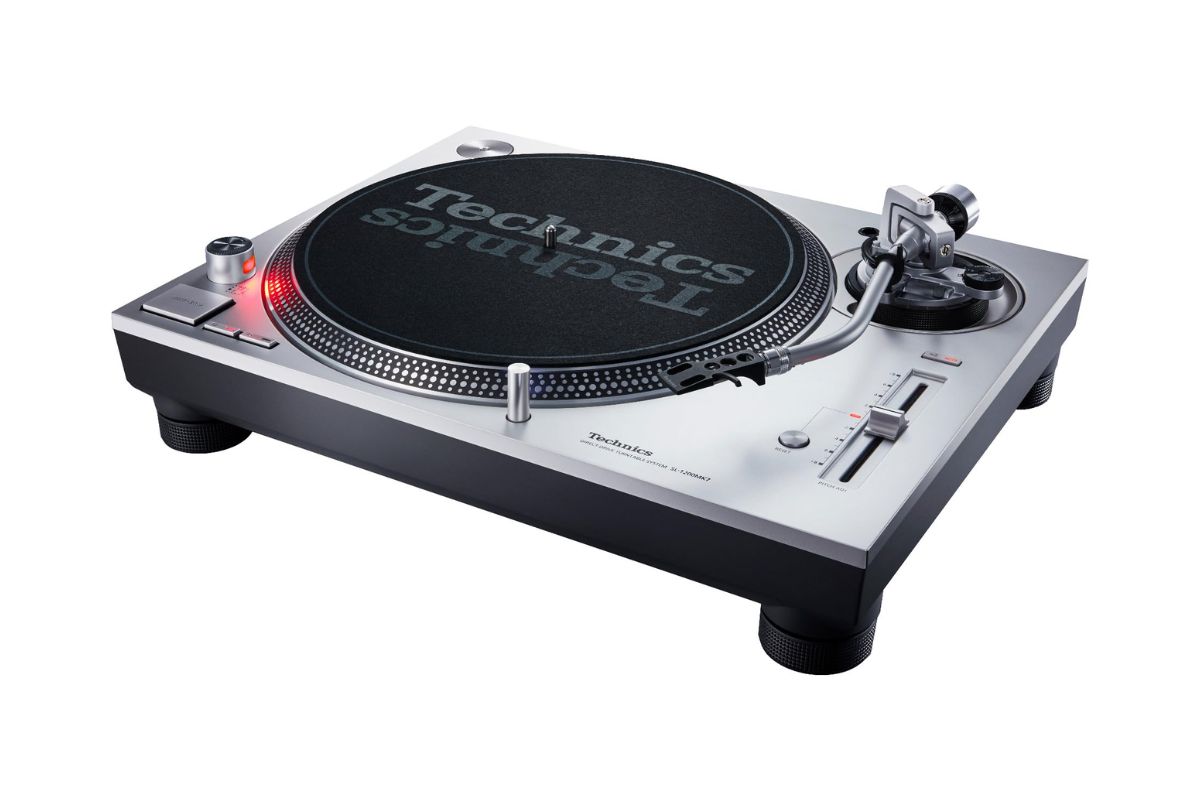 Deck Technics SL-1200 / Pro-Ject Debut